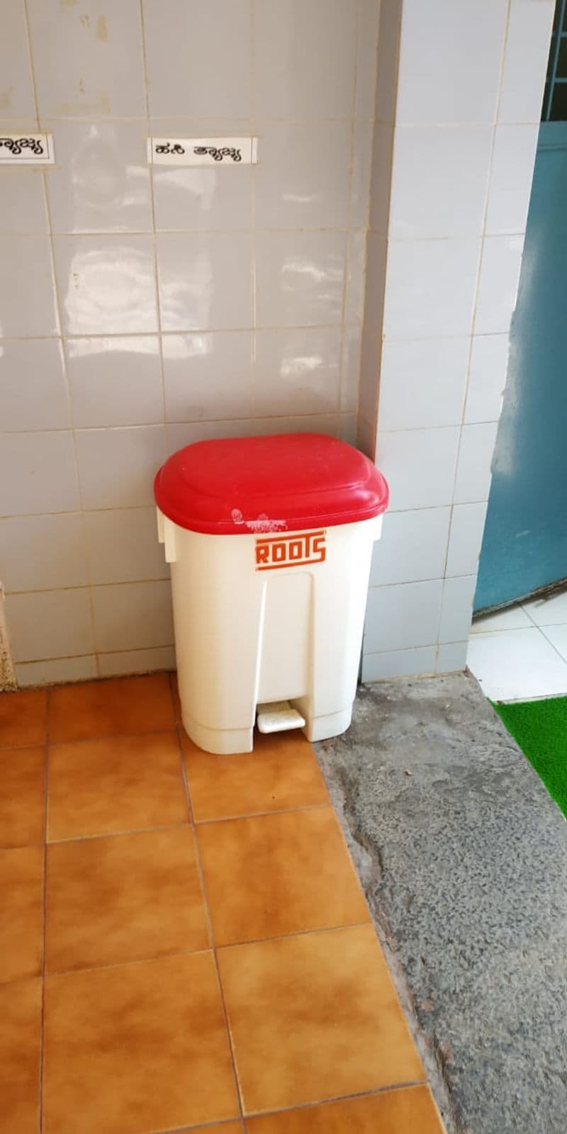 ಎಲ್ಲಡೆ ಕಸದ ಬುಟ್ಟಿಗಳನ್ನೂ ಇರಿಸಲಾಗಿದೆ.