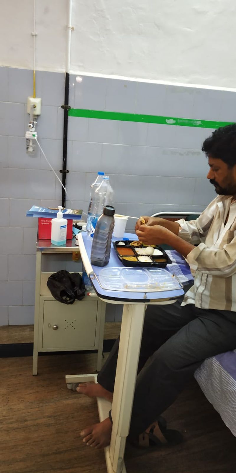 ಬೆಳಗ್ಗೆ ತಿಂಡಿ ಕೊಟ್ಟಿದ್ದಾರೆ. ಸಂಜೆ ನಾಲ್ಕು ಗಂಟೆಯಾದರೂ ಊಟ ನೀಡುತ್ತಿಲ್ಲ. ನೀಡುವ ಅನ್ನ ಬೆಂದಿಲ್ಲ. ಮಧುಮೇಹ ಸೇರಿದಂತೆ ವಿವಿಧ ಕಾಯಿಲೆಗಳಿಂದ ಬಳಲುತ್ತಿರುವ ವಯಸ್ಸಾದ ರೋಗಿಗಳನ್ನು ಇಲ್ಲಿ ಕೂಡಿ ಹಾಕಲಾಗಿದೆ. ಈ ರೋಗಿಗಳನ್ನು ಯಾರೂ ಕೇಳುವವರೇ ಇಲ್ಲ ಎಂದು ರೋಗಿಗಳ ತಮ್ಮ ನೋವನ್ನು ತೋಡಿಕೊಂಡಿದ್ದರು.