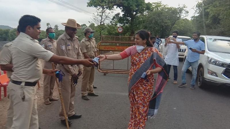 ಇದಕ್ಕೂ ಮುನ್ನ ಕೊರೋನಾ ವಾರಿಯರ್ಗಳಾದ ಪೊಲೀಸರಿಗೂ ಕೂಡ ಮಾಸ್ಕ್ ವಿತರಿಸಿದ್ದ ಶಾಸಕಿ