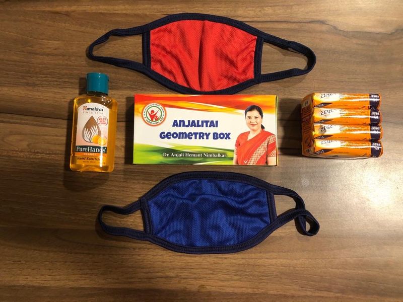 ಡಾ.ಅಂಜಲಿತಾಯಿ ಫೌಂಡೇಶನ್ ವತಿಯಿಂದ ಖಾನಾಪುರ ತಾಲೂಕಿನ 4500 SSLC ವಿದ್ಯಾರ್ಥಿಗಳಿಗೆ ಉಚಿತ ಕಿಟ್ ವಿತರಣೆ, ಕಿಟ್ನಲ್ಲಿರುವ ಎರಡು ಮಾಸ್ಕ್, ಸ್ಯಾನಿಟೈಸರ್, ಕಂಪಾಸ್ ಬಾಕ್ಸ್, 4 ಸೋಪು