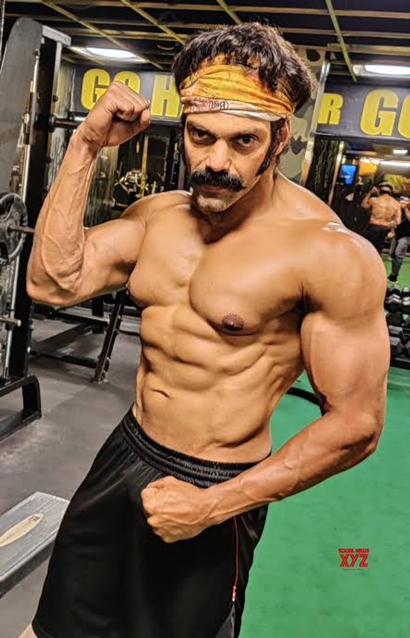 பா ரஞ்சித் இயக்கும் படத்தில் ஆர்யாவின் தோற்றம் இப்படி தான் இருக்கும் சிக்ஸ் பேக் வைத்து அசத்தும் ஆர்யா 