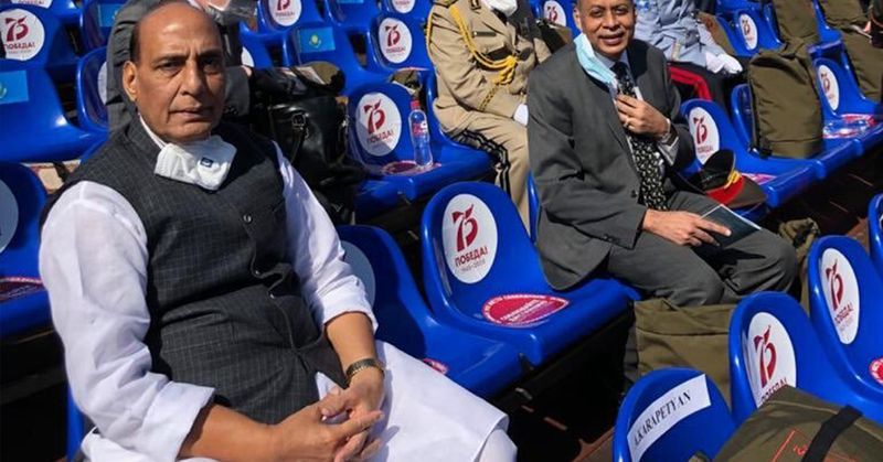 राजनाथ सिंह ने ट्वीट किया- 1941-1945 की लड़ाई में सोवियत लोगों की जीत की 75वीं सालगिरह मनाने के लिए मॉस्को में रेड स्क्वॉयर पर विक्ट्री परेड डे में शामिल हुआ। मुझे गर्व है कि भारत की तीनों सेनाओं की टुकड़ी भी इस परेड में भाग ले रही है।

