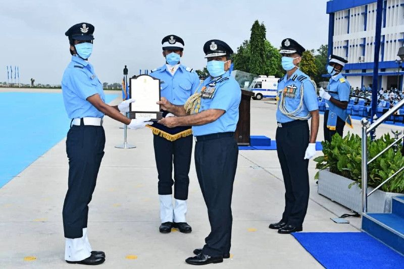 গত ২০ জুন, বায়ুসেনা প্রধান আর কে ভাদৌরিয়ার সামনে এই ব্যাচের অন্যান্য অফিসারদের সঙ্গে ভারতের আকাশ রক্ষার শপথ গ্রহণ করেছেন তিনি। শুধু তাই নয়, গ্রাউন্ড ডিউটি বিভাগে প্রথম স্থান অর্জন করে রাষ্ট্রপতি প্লাক পেয়েছেন র জন্য ফ্লাইং অফিসার আঞ্চল গাঙ্গওয়াল।