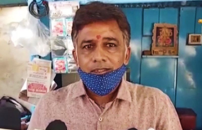 আঁচল গাঙ্গওয়ালের বাবা জানিয়েছেন মাঝে মাঝেই স্কুল বা কলেজের ফি জমা দিতে গিয়ে সমস্যার পড়তে হয়েছে তাঁকে। এর জন্য অন্যের কাছ থেকে ধার-ও নিয়েছেন। এমনকী কখনও কখনও ফি জমা দিতে দেরি হবে বলে, আঁচলের থেকে লুকোতে তাঁকে শহরের বাইরে থাকার ভান-ও করতে হয়েছে।