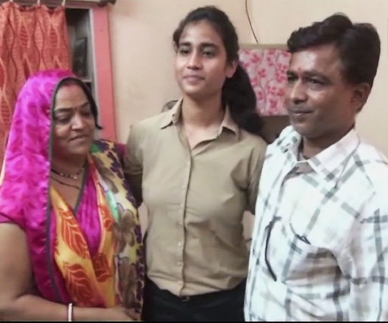 ছাত্রী হিসাবে বরাবরই উজ্জ্বল ছিলেন আঁচল গাঙ্গওয়াল। সেইসঙ্গে বাস্কেটবল খেলোয়াড় হিসাবেও নাম ছিল। তবে তাঁর পরিবারের অর্থনৈতিক অবস্থা যা ছিল, তাতে বাবা-মা'কে স্বপ্নটা বোঝানো সহজ ছিল না।