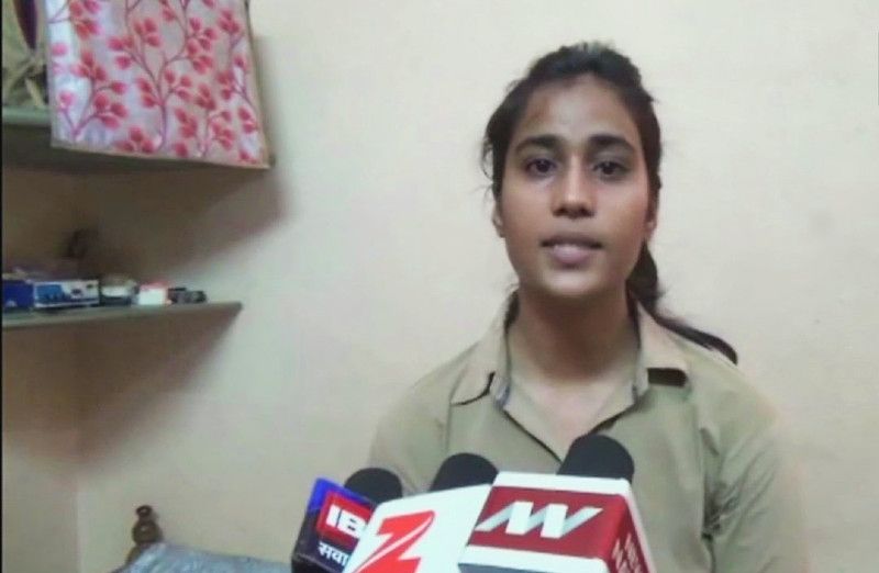 এরপর কীভাবে প্রতিরক্ষা বাহিনীতে যোগ দেওয়া যেতে পারে, তাই নিয়ে তথ্য সংগ্রহের জন্য স্থানীয় বইয়ের দোকানগুলি ঘেঁটে ফেলেছিলেন তিনি। আর তারপর একেবারে লক্ষ্যে স্থির থেকে প্রস্তুতি শুরু করেছিলেন।