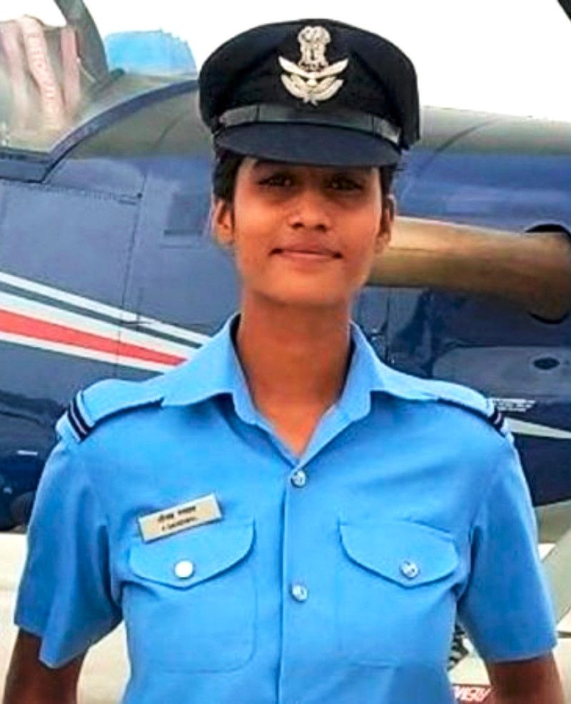 দিন চারেক আগে বায়ুসেনা অ্যাকাডেমি থেকে গ্র্যাজুয়েট হওয়ার পর আঁচল গাঙ্গওয়াল-কে ইন্ডিয়ান এয়ার ফোর্সে (আইএএফ) কমিশন দেওয়া হয়েছে। তবে এই যাত্রাটা তাঁর পক্ষে মোটেই সহজ ছিল না। মাঝে মাঝেই এমন অবস্থা হয়েছে যে তাঁর বাবার কাছে তাঁর পড়াশোনার খরচ দেওয়ার মতো অর্থ ছিল না।