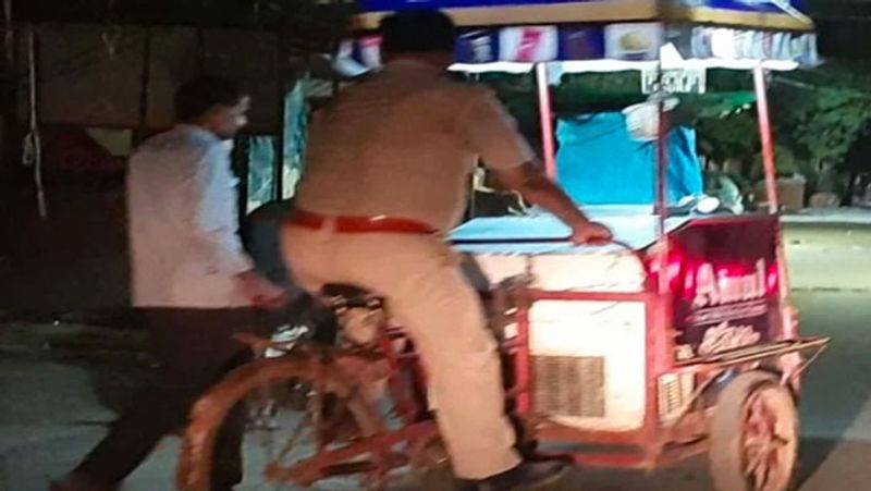 वायरल वीडियो में रात के वक्त एक पुलिसकर्मी सड़क पर आइसक्रीम का ठेला लहराते हुए चला रहा है। जबकि, आइसक्रीम बेचने वाला शख्स पुलिसकर्मी के पीछे पीछे दौड़ रहा है। कुछ देर ठेला चलाने के बाद पुलिसकर्मी बीच सड़क रुक जाता है। इस दौरान एक अन्य पुलिसकर्मी भी ठेले के इर्द-गिर्द बाइक दौड़ाता नजर आ रहा हैं।