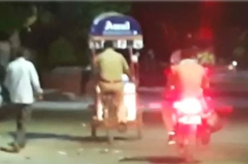 एसपी साउथ अपर्णा गुप्ता ने इस मामले में कहा कि जेब्रा मोबाइल 78 थाना बर्रा पर हेड कांस्टेबल अखिलेश पांडे व कांस्टेबल शिवम चाहर रात्रि में गश्त पर थे। तभी एक आइसक्रीम वाला आइसक्रीम बेच कर लगभग 12 बजे वापस आ रहा था। 
