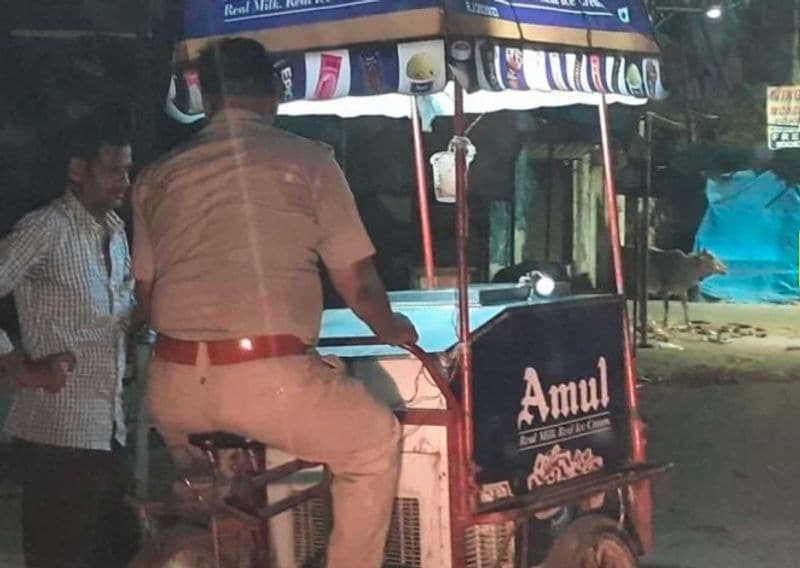 आइसक्रीम विक्रेता को पुलिसकर्मियों द्वारा रोका गया तो वह अपनी आइसक्रीम की गाड़ी छोड़कर जाने लगा। तब हेड कांस्टेबल अखिलेश पांडे उसकी आइसक्रीम की गाड़ी को लेकर चौकी की तरफ आने लगे।
