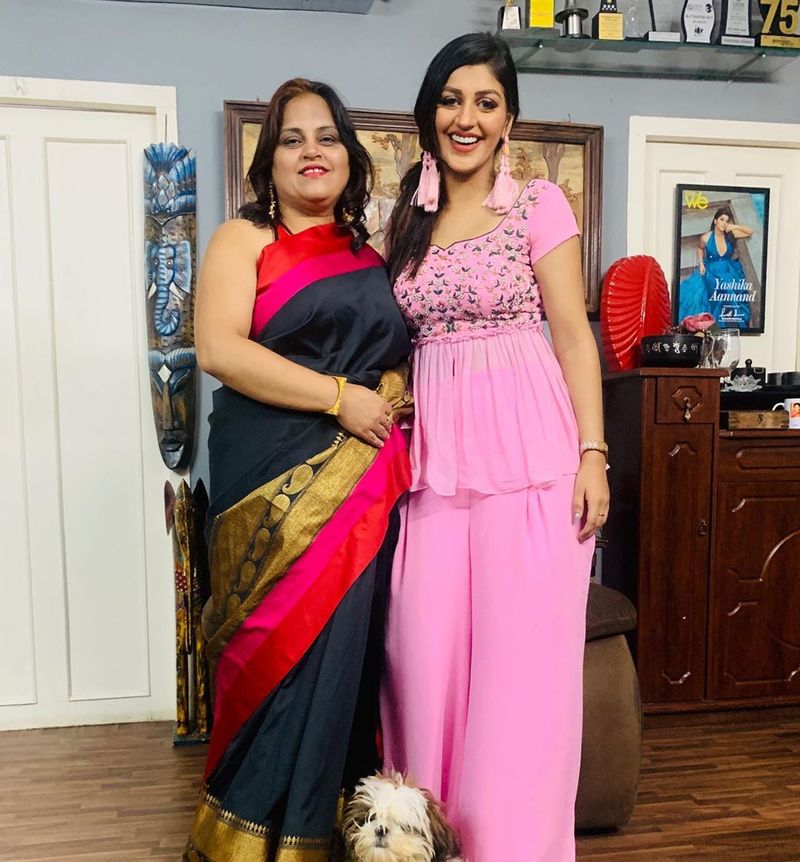 ரோஜா சீரியலில் நடிக்க ஒரு எபிசோடுக்கு ரூ.1.5 லட்சம் வரை சம்பளம் பேசப்பட்டதாகவும் கூறப்படுகிறது.சீரியலில் நடிப்பது குறித்து நடிகை யாஷிகா ஆனந்த் இன்னும் வாய் திறக்கவில்லை என்பதும் குறிப்பிடத்தக்கது.