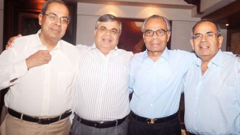 विवाद का खुलासा कैसे हुआ?
मंगलवार को हिंदुजा फैमिली के मामले पर लंदन की एक कोर्ट का फैसला सामने आने के बाद प्रॉपर्टी विवाद की खबर का लोगों को पता चली। रिपोर्ट के मुताबिक, मामले में सुनवाई करते हुए जज ने कहा- तीन अन्य भाइयों (गोपीचंद, प्रकाश और अशोक) ने हिंदुजा श्रीचंद के बैंक का नियंत्रण लेने के लिए 2014 के लेटर का इस्तेमाल करने की कोशिश की।
