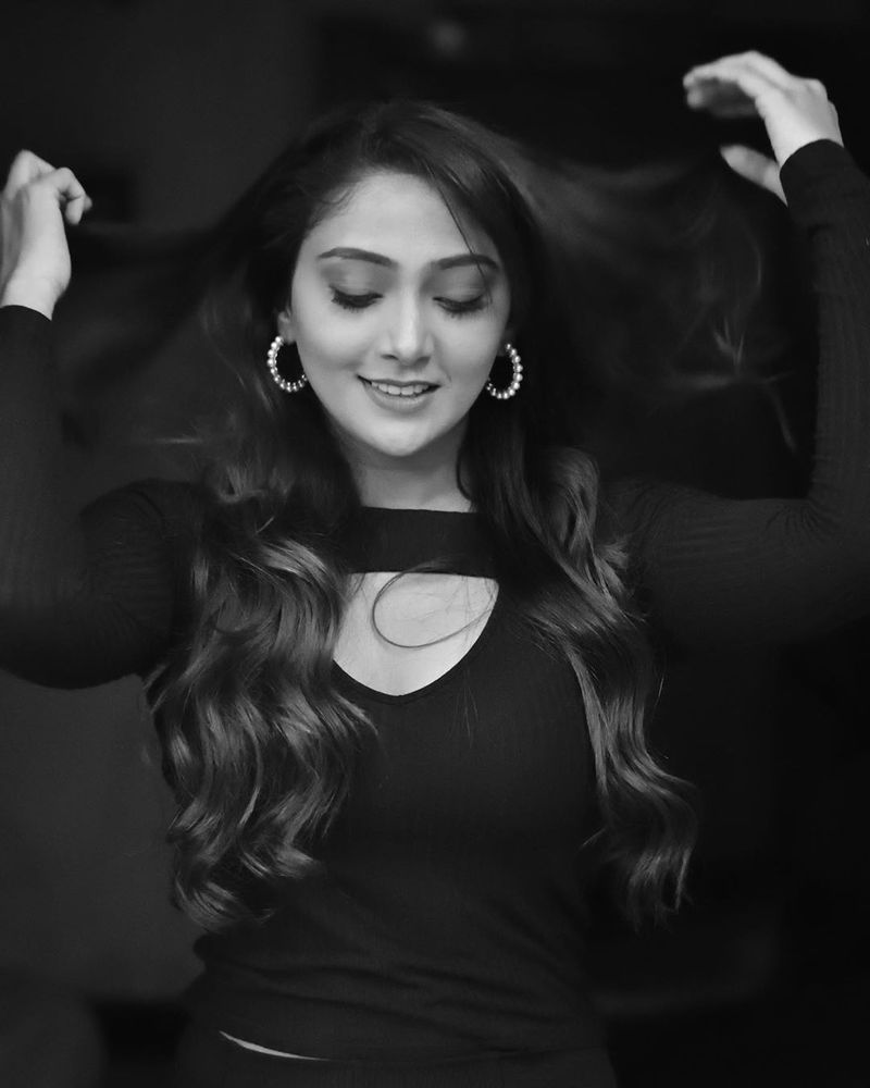 கூந்தலை கலைத்து போஸ் கொடுக்கும் நடாஷா 