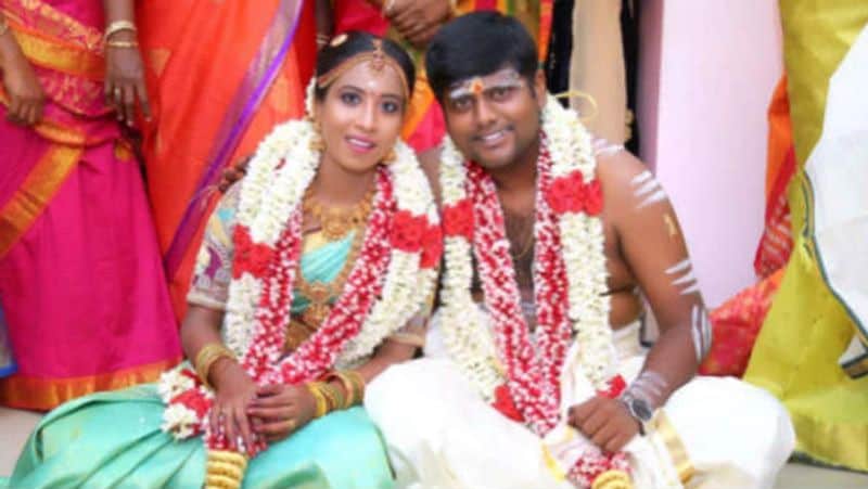 வீட்டில் மிகவும் எளிமையாக நடைபெற்ற திருமணத்தில் சொந்த பந்தங்கள் மத்தியில் தாலி கட்டி நீண்ட நாள் காதலியை மனைவியாக்கி கொண்டார் அஸ்வின். இந்த புதுமண தம்பதியின் போட்டோஸ் சோசியல் மீடியாவில் வைரலாகி வருகிறது.