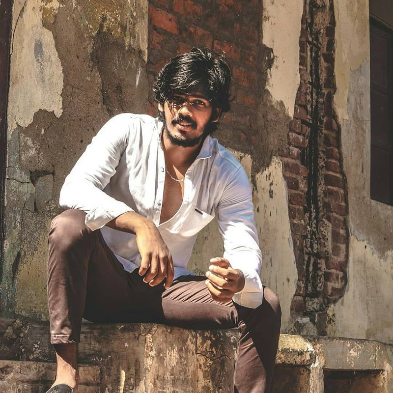 தாடி வைத்து பெரிய பையன் மாதிரி இருக்காரு 