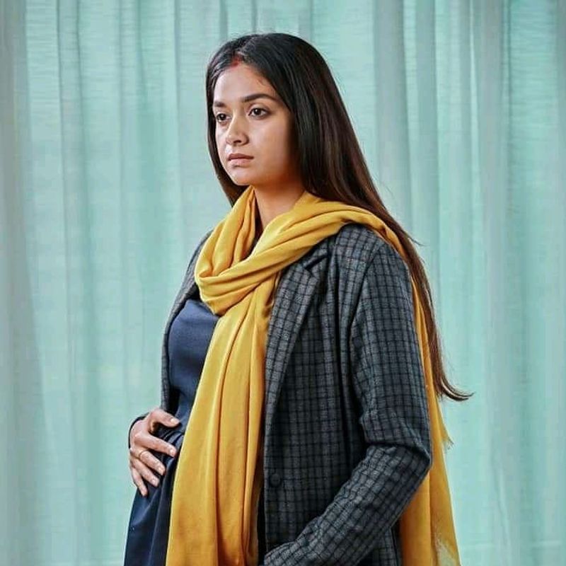 ஒரு குழந்தை வைத்தில் இன்னொரு குழந்தை நெஞ்சில் சுமக்கும் தாய் 
