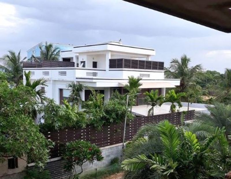 ஒரு முறை அமெரிக்கா சென்ற விஜய், எதேர்ச்சியாக ஹாலிவுட் நடிகர் டாம் குரூஸின் வீட்டை பார்க்க நேர்ந்துள்ளது, இதில் இம்ப்ரெஸ்ஸான விஜய் தானும் அதே மாடலில் வீட்டை கட்டி முடித்துள்ளாராம்.