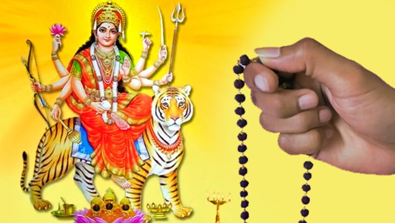 1. शुक्रवार को विशेष रूप से देवी मां के मंत्रों का जाप करें। यदि आप चाहें तो दुर्गा सप्तशती का पाठ भी कर सकते हैं। देवी मां के पूजन में साफ-सफाई और पवित्रता का बहुत ध्यान रखना चाहिए। साथ ही, मंत्र जप में उच्चारण भी एकदम सही होना चाहिए। यदि आप मंत्रों का उच्चारण ठीक से नहीं कर पा रहे हैं तो किसी ब्राह्मण से मंत्र जप करवा सकते हैं।
