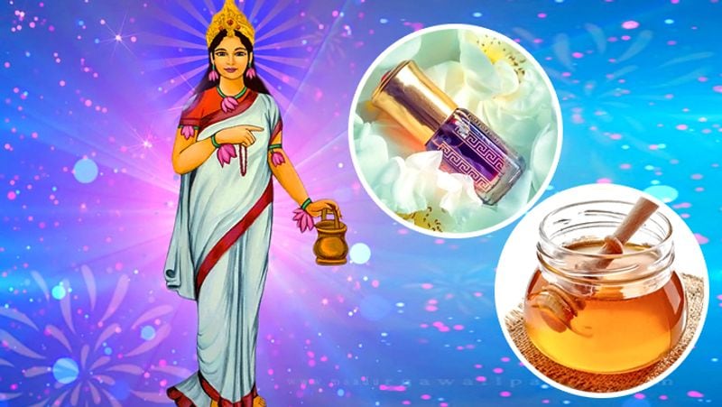 2. शुक्रवार को देवी पूजा करते समय हार-फूल, प्रसाद, कुमकुम, चंदन, चावल आदि पूजन सामग्री के साथ ही शहद और इत्र अनिवार्य रूप से चढ़ाना चाहिए। शहद और इत्र चढ़ाने से देवी मां की कृपा सदैव बनी रहती है और भक्त का व्यक्तित्व आकर्षक बनता है।