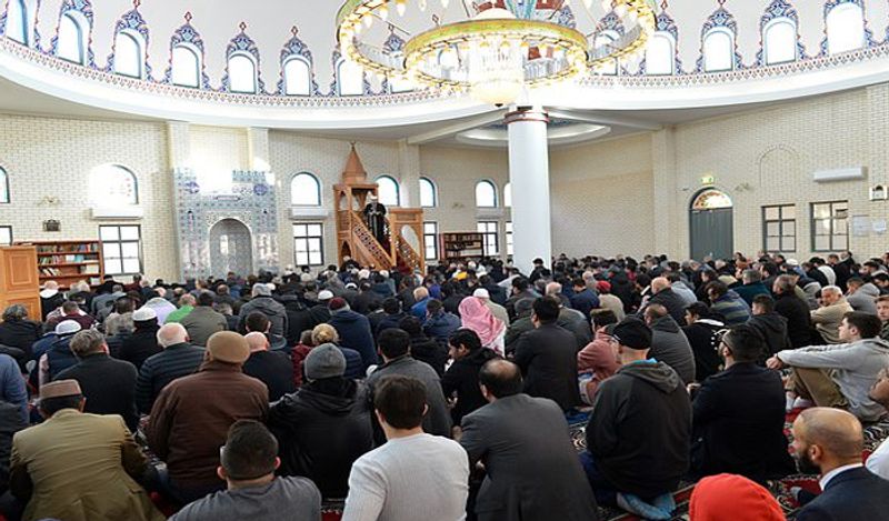 इस पार्टी में आए कई गेस्ट्स कोरोना पॉजिटिव निकले हैं। इस पार्टी का आयोजन 23-24 मई को किया गया था। उस समय ऑस्ट्रेलिया में किसी भी फंक्शन में 5 से अधिक लोगों के शामिल होने पर बैन लगा था। 