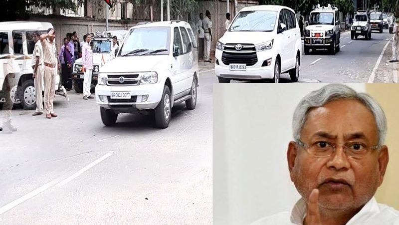 मुख्यमंत्री को दरभंगा सीमा में छोड़ने के बाद एसएसपी जयंतकांत ने स्वयं उसी लेन पर वापस आकर ट्रक व एक पिकअप को जब्त कर गायघाट थाने को सौंप दिया।
