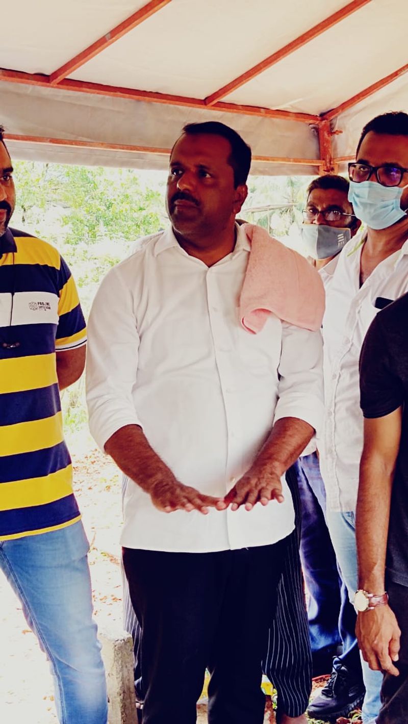 ಕೊರೋನಾ ವೈರಸ್ನಿಂದ ಮೃತಪಟ್ಟ ವ್ಯಕ್ತಿಯ ಅಂತ್ಯಕ್ರಿಯೆಯಲ್ಲಿ ಪಿಪಿಇ ಕಿಟ್ ಧರಿಸದೇ ಪಾಲ್ಗೊಳ್ಳುವ ಮೂಲಕ ಮಾಜಿ ಸಚಿವ ಹಾಗೂ ಹಾಲಿ ಶಾಸಕ ಯು.ಟಿ. ಖಾದರ್ ವಿವಾದವೊಂದನ್ನು ಮೈಮೇಲೆ ಎಳೆದುಕೊಂಡಿದ್ದಾರೆ.
