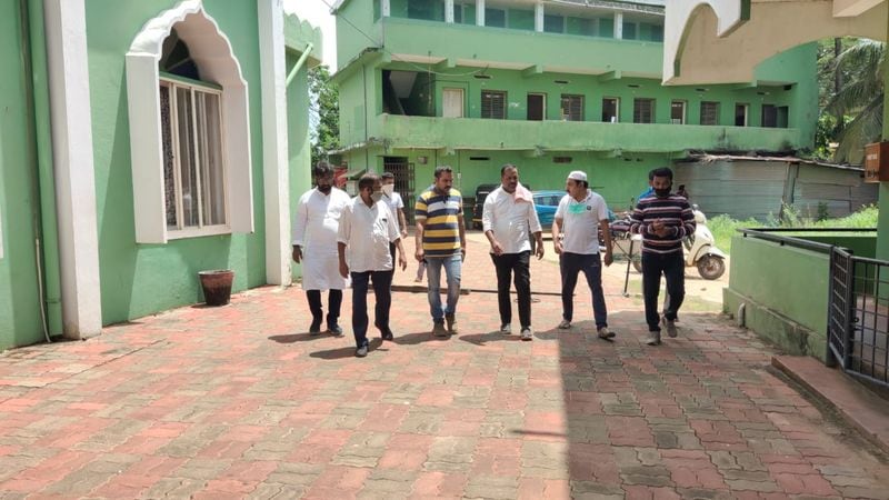 ಆರಂಭದಲ್ಲಿ ಬಂದರು ಮಸೀದಿ ದಫನ ಭೂಮಿಯಲ್ಲಿ ಅಂತ್ಯಸಂಸ್ಕಾರಕ್ಕೆ ಗುಂಡಿ ತೋಡಲಾಗಿತ್ತು. ಆದರೆ ಅಲ್ಲಿ ನೀರು ಉಕ್ಕಿ ಬಂದಿದ್ದರಿಂದ ಬೋಳಾರ ಮಸೀದಿಯ ದಫನ ಭೂಮಿಯಲ್ಲಿ ಸಿದ್ಧತೆ ನಡೆಸಲಾಯಿತು.