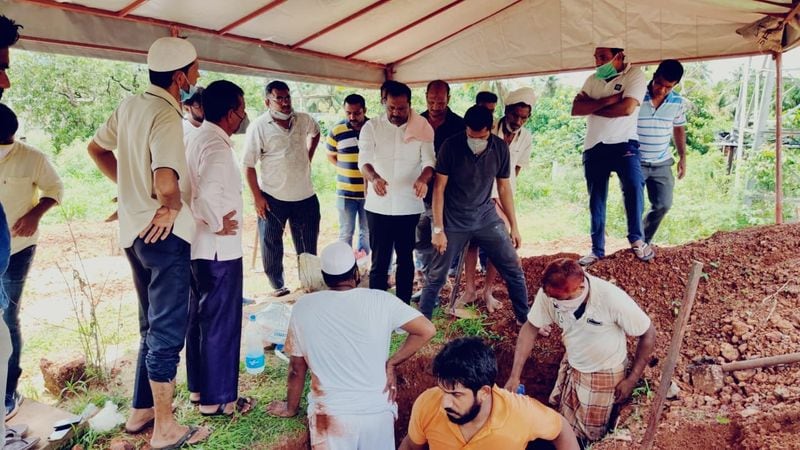 ಗುಂಡಿ ತೋಡುವ ವೇಳೆ ಸ್ಥಳಕ್ಕೆ ತೆರಳಿದ ಶಾಸಕ ಖಾದರ್ ಸ್ವತಃ ಹಾರೆ ಹಿಡಿದು ಗುಂಡಿ ತೋಡುವ ಕೆಲಸವನ್ನೂ ಮಾಡಿದ್ದರು. ನಂತರ ಆರೋಗ್ಯ ಇಲಾಖೆ ಸಿಬ್ಬಂದಿ ಜತೆ ಮೃತದೇಹದ ಅಂತ್ಯಸಂಸ್ಕಾರವನ್ನೂ ನೆರವೇರಿಸಿದ್ದಾರೆ.