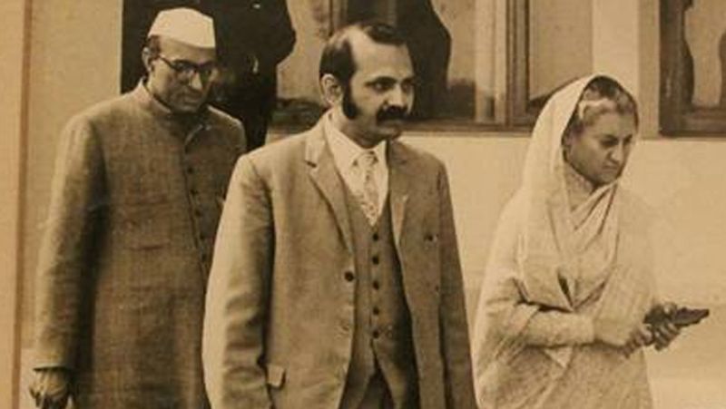 नसबंदी और बंसीलाल से जुड़ा एक किस्सा काफी चर्चित रहा है। आपातकाल खत्म होने के बाद बंसीसाल हरियाणा के दौरे पर निकले थे। वहां एक पंचायत के दौरान वे लोगों से बातचीत कर रहे थे। तभी एक युवक खड़ा हुआ। उसने सबके सामने अपनी धोती खोल दी। उसने बताया कि वो कुंवारा था, फिर भी जबर्दस्ती पकड़कर उसे शिविर में ले जाया गया और नसबंदी कर दी गई। नसबंदी के दौरान बंसीलाल और संजय गांधी को लोग एक विलेन के तौर पर देखने लगे थे। (एक पुरानी तस्वीर)
