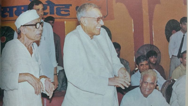आपातकाल से पहले इंदिरा गांधी ने पूर्वी पाकिस्तान से बांग्लादेश को अलग कराया था। तब मोहम्मद अली जिन्ना के सचिव रहे मुइन उल हक चौधरी ने इंदिरा गांधी के रबर स्टाम्प कहे जाने वाले तत्कालीन राष्ट्रपति फखरुद्दीन अली अहमद के साथ मिलकर असम में 20 लाख से अधिक बांग्लाभाषी मुसलमानों को बसाया था। इसका विरोध आज तक देखा जाता है। (एक पुरानी तस्वीर में बंसीलाल)