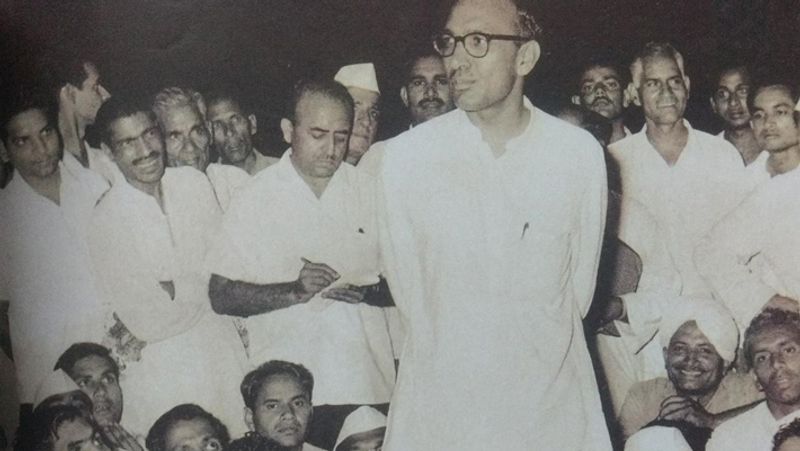 आपातकाल को लेकर देशभर में जनआक्रोश फैल गया था। 1977 को हुए आम चुनाव में इंदिरा गांधी को बुरी तरह शिकस्त खानी पड़ी थी। यह और बात है कि इंदिरा गांधी ने अपने राजनीतिक विरोधियों को दमन करने उन्हें जेलों में ठुंसवा दिया था। आंदोलनों को कुचलने पूरी सरकारी मशीनरी लगा दी थी। (एक पुरानी तस्वीर में बंसीलाल)