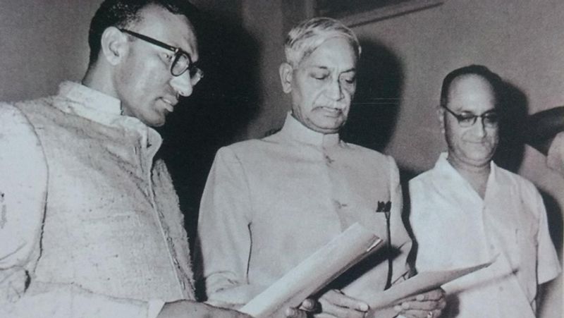 राज्यपाल बीएन चक्रवर्ती से 21 मई 1968 को मुख्यमंत्री पद की शपथ ग्रहण करते हुए चौधरी बंसी लाल।