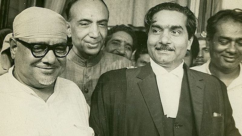 आपातकाल के दौरान देशभर में जनअंदोलनों का दौर-सा चल पड़ा था। जेपी नारायण के ताकतवर साथी राजनारायण को इंदिरा गांधी के खिलाफ खड़ा होने की प्रेरणा अपने प्रिय नेता डॉ. राममनोहर लोहिया से मिली थी। (1975 का मामला: सुप्रीम कोर्ट में सुनवाई के बाद बाहर निकलते हुए राजनारायण और शांति भूषण)