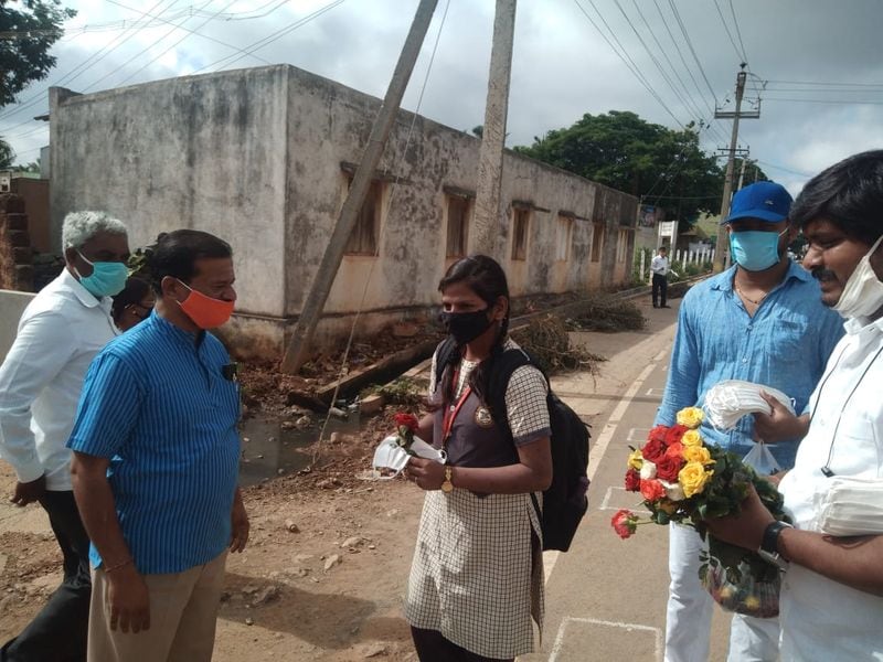 ಎಸ್ಎಸ್ಎಲ್ಸಿ ಪರೀಕ್ಷೆ ಬರೆಯಲು ಆಗಮಿಸಿದ ವಿದ್ಯಾರ್ಥಿಗಳಿಗೆ ಹೂವು ನೀಡಿ ಅಭಿನಂದನೆ ಸಲ್ಲಿಸಿದ ಹಾವೇರಿ ಬಿಜೆಪಿ ಜಿಲ್ಲಾಧ್ಯಕ್ಷ ಸಿದ್ದರಾಜ ಕಲಕೋಟಿ