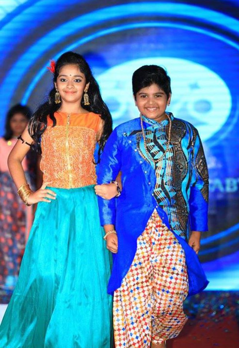 5 வயது சிறுமியாக “சிறுத்தை” படத்தில் கலக்கிய ரக்ஷனா அழகி போட்டி ஒன்றில் பங்கேற்ற புகைப்படங்கள் சோசியல் மீடியாவில் வைரலாகி வருகிறது. 