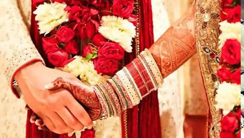 शैलेंद्र ने पड़ोस में रहने वाली पिंकी वर्मा से करीब डेढ़ साल पहले लव मैरिज की थी। घर में अक्सर इस बात को लेकर विवाद होता था। शाम को शैलेंद्र का अपनी मां किसी बात को लेकर विवाद हुआ। लेकिन, लोगों के समझाने के बाद मामला शांत हो गया। (प्रतीकात्मक फोटो)