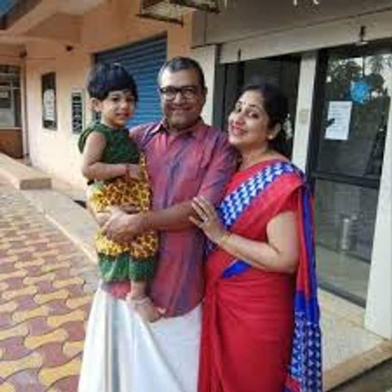 நிஜ வாழ்க்கையில் கணவர் மற்றும் பெண் குழந்தை எடுத்த குடும்ப புகைப்படம் 
