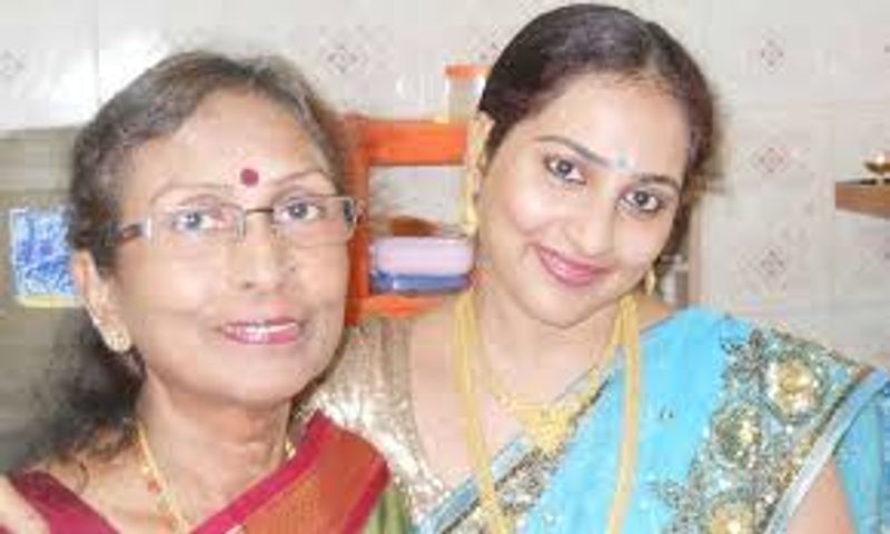 தன் தாயுடன் எடுத்த புகைப்படம் 