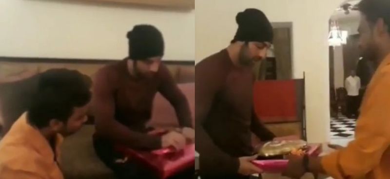 এখানে দেখা যায় রণবীরের একটি ভক্ত দেখা করতে এসেছেন তাঁর সঙ্গে। তিনি জানালেন, তাঁর কাছে রণবীরই সব। দেখা করা মাত্রই রণবীরের পায়ে পড়লেন তিনি। 