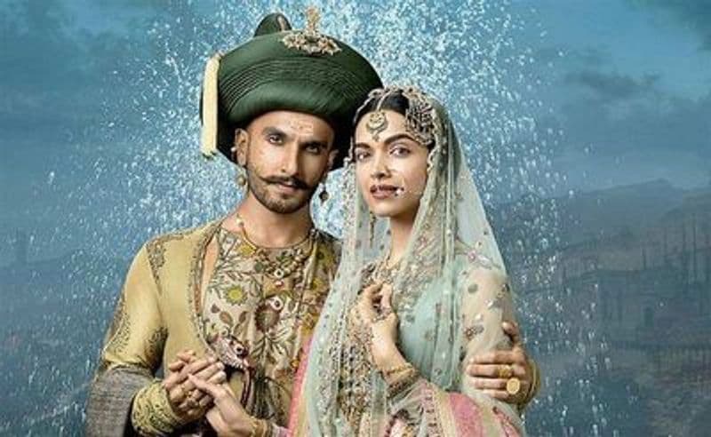 সম্পর্কের বিষয় দুই রণবীর দুই আলাদা পথে হাঁটলেও বলিউডে তাঁদের প্রতিপত্তি এক কথায় বলতে গেলে কড়া টক্করে সামিল। 