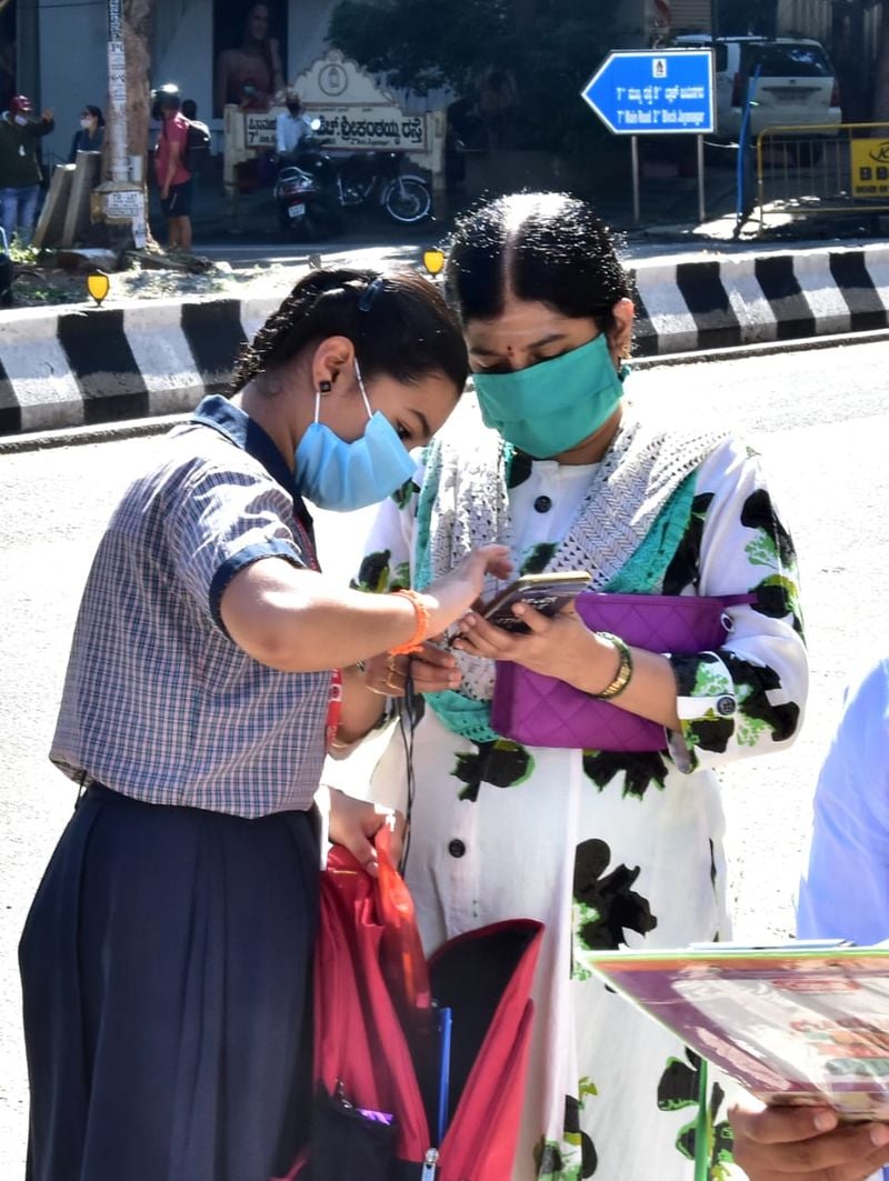 ಪೋಷಕರು ಮಕ್ಕಳನ್ನು ಬಿಟ್ಟು ಮನೆಗೆ ತೆರಳುವಂತೆ ಹೇಳಲಾಗಿತ್ತು
