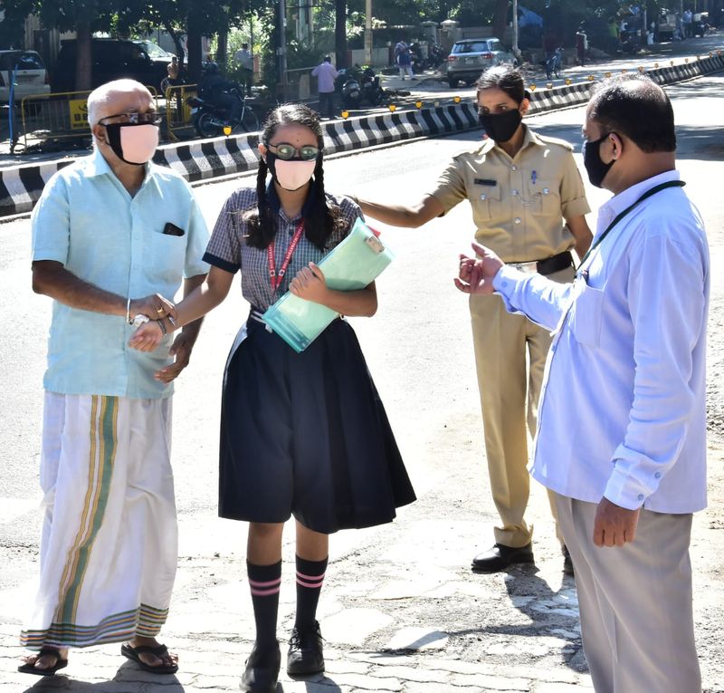 ಪೊಷಕರೊಡನೆ ಬಂದ ವಿದ್ಯಾರ್ಥಿನಿ