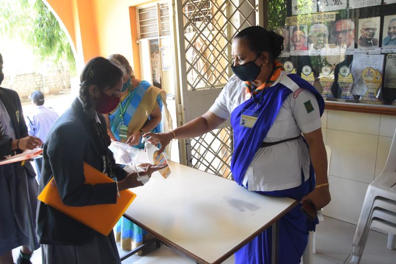 ಸ್ಕೌಟ್, ಗೈಡ್ ಸಿಬ್ಬಂದಿ ಮಕ್ಕಳಿಗೆ ಸ್ಯಾನಿಟೈಸರ್ ನೀಡುತ್ತಿದ್ದರು.