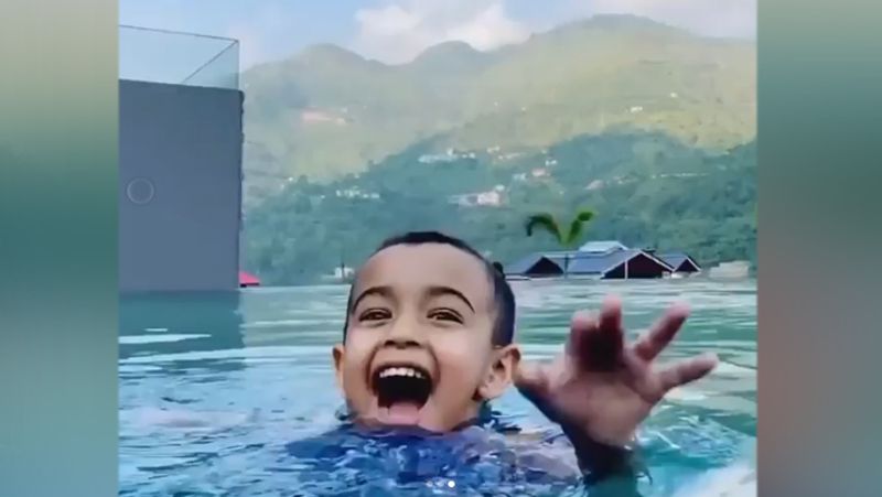 अर्पिता के ससुर का बंगला बेहद आलीशान है। आहिल पापा आयुष के साथ स्विमिंग पूल में मस्ती करते दिखे।