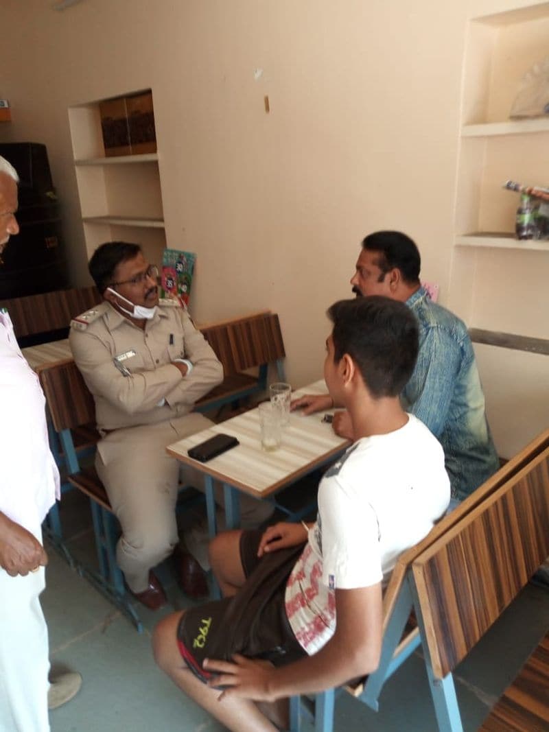 ಸಾಮಾಜಿಕ ಅಂತರ ಕಾಯ್ದುಕೊಂಡು ವಿದ್ಯಾರ್ಥಿಗಳು ಪರೀಕ್ಷೆಗೆ ಬರೆಯುತ್ತಾರೆ ಹೀಗಾಗಿ ನೀನು ಕೂಡ ಪರೀಕ್ಷೆಗೆ ಹಾಜರ್ ಆಗು ಎಂದು ಹೇಳಿದ ಪಿಎಸ್ಐ ಗುರುಶಾಂತ ದಾಶ್ಯಾಳ