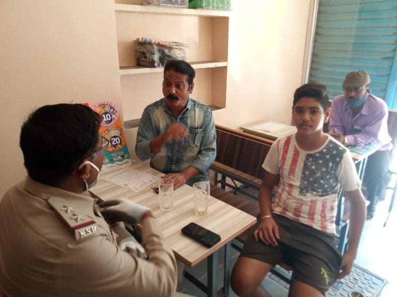 ಎಲ್ಲ ಪರೀಕ್ಷಾ ಕೇಂದ್ರಗಳಲ್ಲಿ ಸ್ಯಾನಿಟೈಸರ್, ಸ್ಕ್ರೀನಿಂಗ್ ವ್ಯವಸ್ಥೆ ಮಾಡಲಾಗಿದ್ದು, ವಿದ್ಯಾರ್ಥಿಗಳು ಮಾಸ್ಕ್ ಕಡ್ಡಾಯವಾಗಿ ಧರಸಿ ಪರೀಕ್ಷೆ ಬರೆಯುತ್ತಾರೆ ಎಂದು ತಿಳಿ ಹೇಳಿದ ಪೊಲೀಸ್ ಅಧಿಕಾರಿ