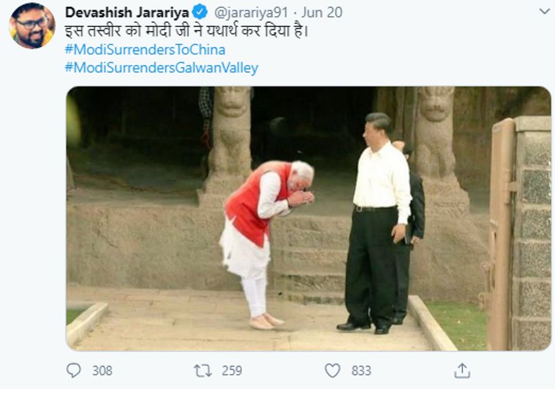 वायरल पोस्ट क्या है?
ये तस्वीर ट्वीट करते हुए कांग्रेस उम्मीदवार रह चुके देवाशीष जरारिया ने लिखा, “इस तस्वीर को मोदी जी ने यथार्थ कर दिया है। #ModiSurrendersToChina #ModiSurrendersGalwanValley” आर्टिकल लिखे जाने तक इस ट्वीट को 800 से ज़्यादा बार लाइक और 250 बार रीट्वीट किया गया है। ये तस्वीर जरारिया ने अपने फ़ेसबुक अकाउंट से भी शेयर की है।