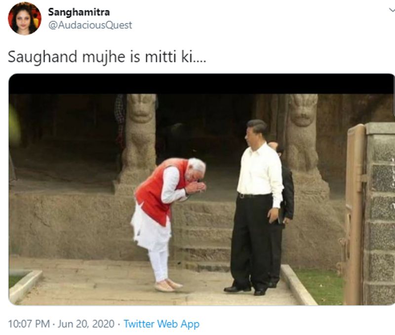 क्या दावा किया जा रहा है?
ये तस्वीर उस वक़्त शेयर हो रही है जब भारत और चीन के बीच सीमा विवाद चल रहा है। इसके चलते 20 भारतीय सैनिकों की मृत्यु हो चुकी है। इसे शेयर करते हुए प्रधानमंत्री मोदी को चीन के राष्ट्रपति के सामने झुकते हुए दिखाया गया है। एक और ट्विटर यूज़र ‘@AudaciousQuest’ ने ये तस्वीर इसी दावे से ट्वीट की है। फ़ेसबुक पर भी इस तस्वीर को पोस्ट किया गया है।