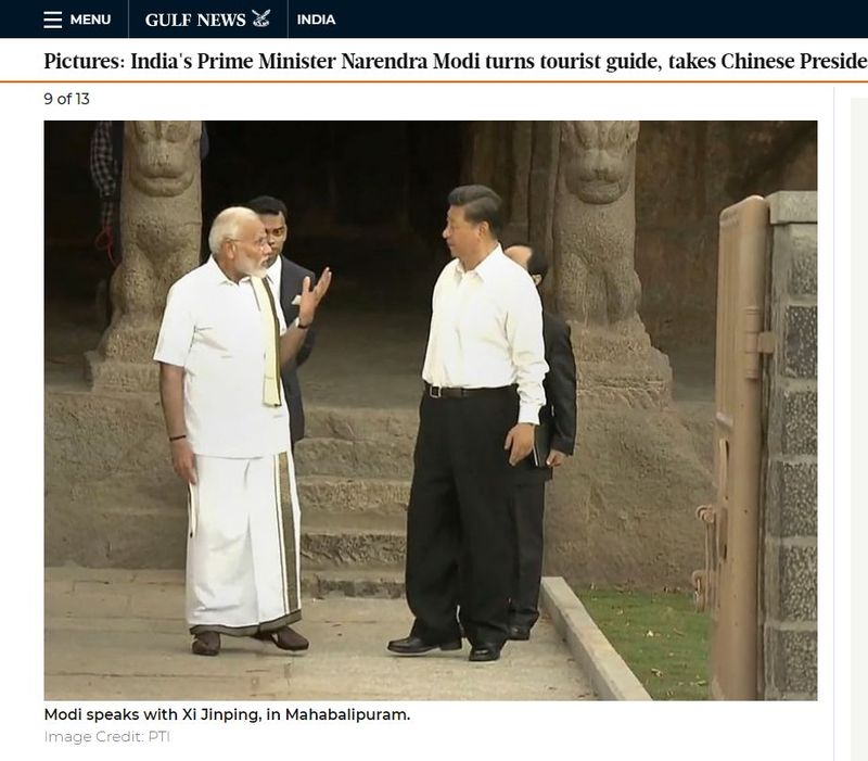 फ़ैक्ट-चेक
आपको बता दें कि वायरल हो रही फोटो दो अलग-अलग तस्वीरों से बनी है। एक आसान से रिवर्स इमेज सर्च से 11 अक्टूबर 2019 का ‘गल्फ़ न्यूज़’ का एक आर्टिकल मिला। ये आर्टिकल उस वक़्त का है जब भारत सरकार ने जम्मू-कश्मीर की धारा 370 को निष्प्रभावी किया था। उस वक़्त पाकिस्तान के प्रधानमंत्री इमरान खान चीन की राजधानी बीजिंग में ही मौजूद थे जबकि चीन के राष्ट्रपति शी जिनपिंग भारत आए हुए थे।
ये तस्वीर प्रधानमंत्री मोदी और चीन के राष्ट्रपति शी जिनपिंग की तमिलनाडु के महाबलीपुरम में हुई मुलाकात की है। इस आर्टिकल में प्रधानमंत्री मोदी और शी जिनपिंग की कई तस्वीरों को शेयर किया गया है। नीचे आप वायरल तस्वीर से मिलती जुलती हुई एक तस्वीर को देख सकते हैं।
उपरोक्त तस्वीर से शेयर हो रही तस्वीर को कंपेयर करने पर एक बात तो साफ़ हो जाती है कि शेयर हो रही तस्वीर एडिट की हुई है। ‘द हिन्दू’ ने भी अपनी रिपोर्ट में प्रधानमंत्री मोदी और शी जिनपिंग की मुलाकात की वास्तविक तस्वीर शेयर की है।
