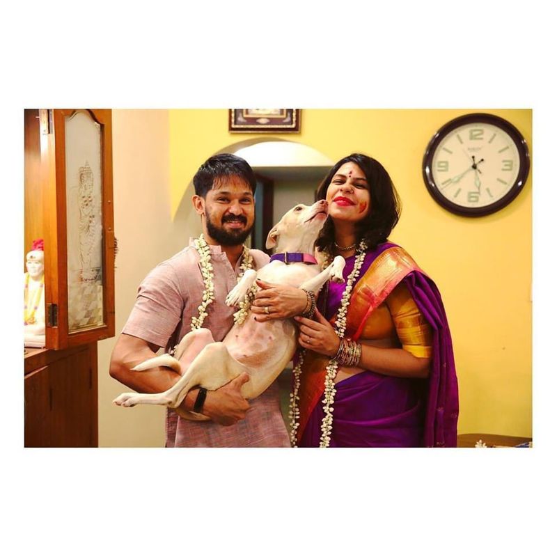 இந்நிலையில் ஸ்ருதிக்கு அவரது வீட்டிலேயே எளிமையான முறையில் வளைகாப்பு நடந்துள்ளது. அதில் முக்கியமான குடும்ப உறுப்பினர்கள் மற்றும் நெருங்கிய நண்பர்கள் மட்டுமே பங்கேற்றுள்ளனர். 